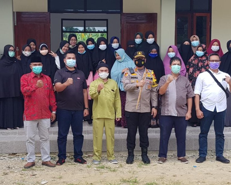 Kapolres Pelalawan Bersama Jajaran dan Tokoh Pemuda Batak Serahkan Bantuan Sembako Kepada Pondok Putri Tahfidz Nurul Qur'an