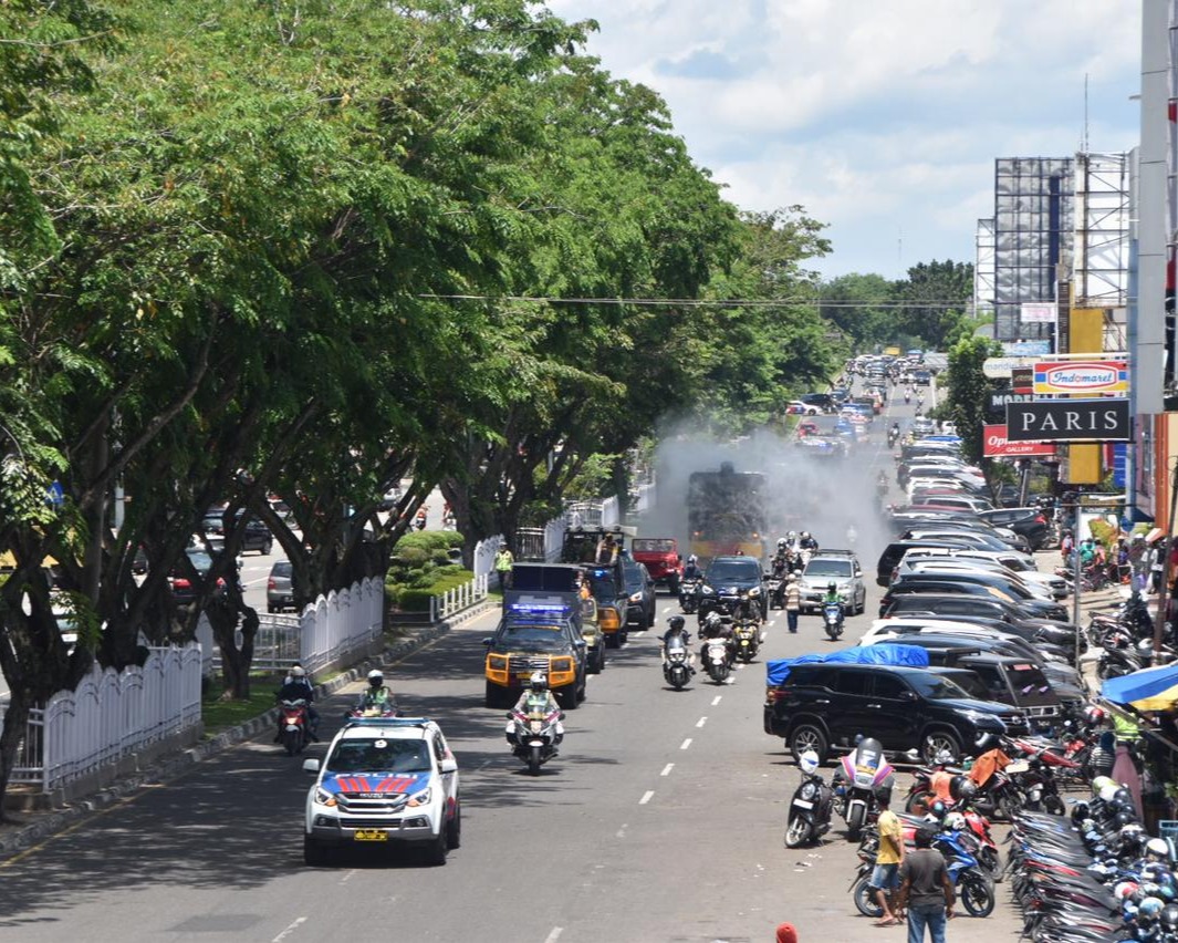 Meningkatnya Angka Covid-19 di Provinsi Riau, Polda Riau Bersama Forkompinda Gelar Penyemprotan Disinfektan Secara Serentak