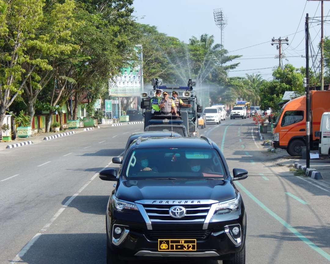 Antisipasi Penyebaran Covid-19, Polres Kampar Laksanakan Penyemprotan Desinfektan dan Himbauan Kepada Warga Kota Bangkinang