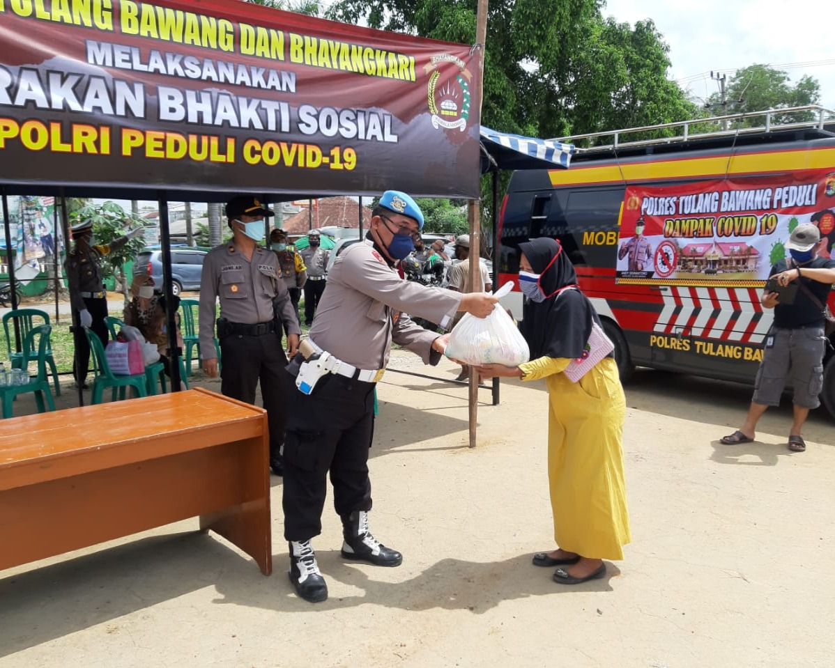 Moment Hari Kartini Tahun 2020, Polres Bersama Bhayangkari Cabang Tulang Bawang Berbagi Dengan Warga