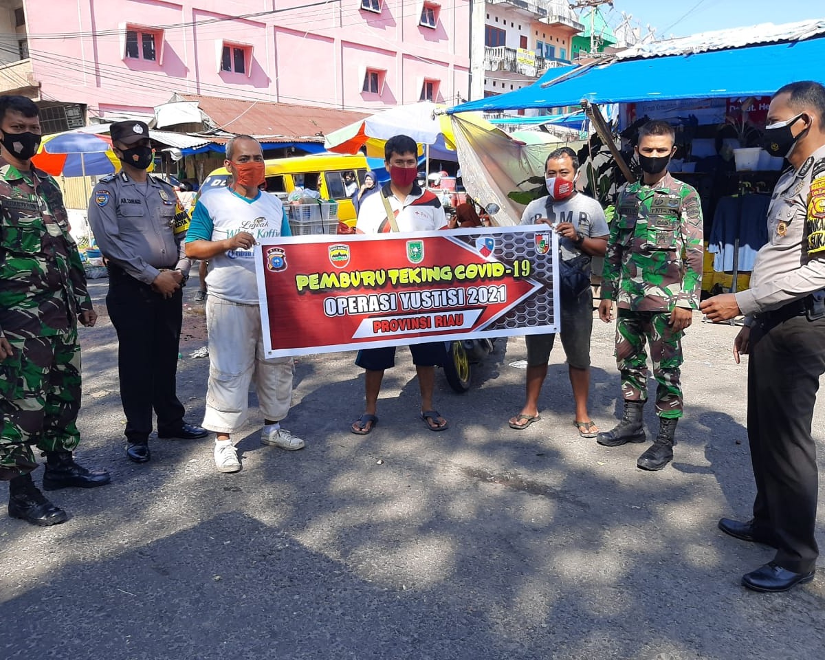 Babinsa Kodim 0301/PBR Bagikan Masker Kepada Warga Yang Melintas di Jalan Sudirman