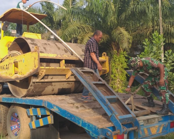 Dua Unit Alat Berat Diturunkan Untuk Sasaran Satu Pengerasan Gang Rahmad Kelurahan Tebing Tinggi Okura Dalam Pelaksanaan TMMD Ke 108 Kodim 0301/Pekanbaru