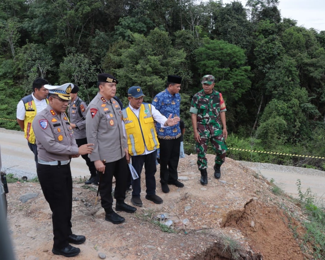 Jalan Longsor di Tanjung Alai, Kapolda Riau Pastikan Akses Masyarakat Kembali Normal