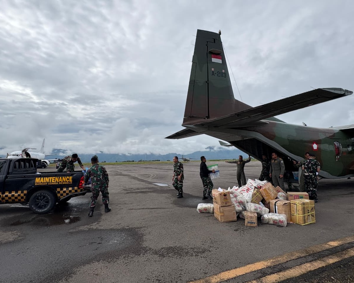 Misi Panyaluran Bansos Masih Intens, Empat Pesawat TNI AU Angkut 15 Ton Bantuan Logistik Ke Bandara Rembele