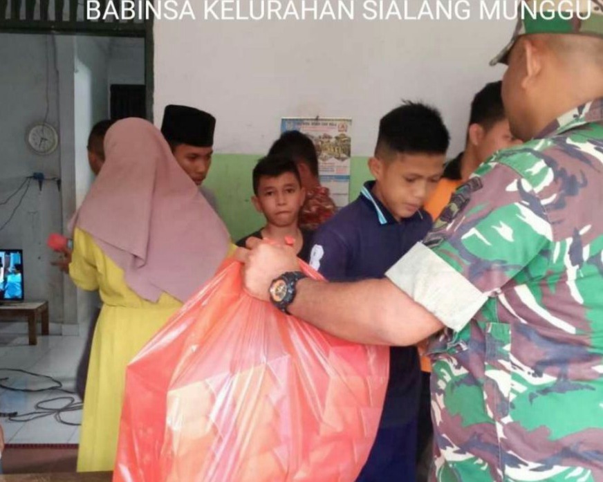 Babinsa Koramil 06/Sukajadi Kodim 0301/Pekanbaru Berbagi Nasi Kotak Ke Anak Yatim Panti Asuhan Al - Akbar