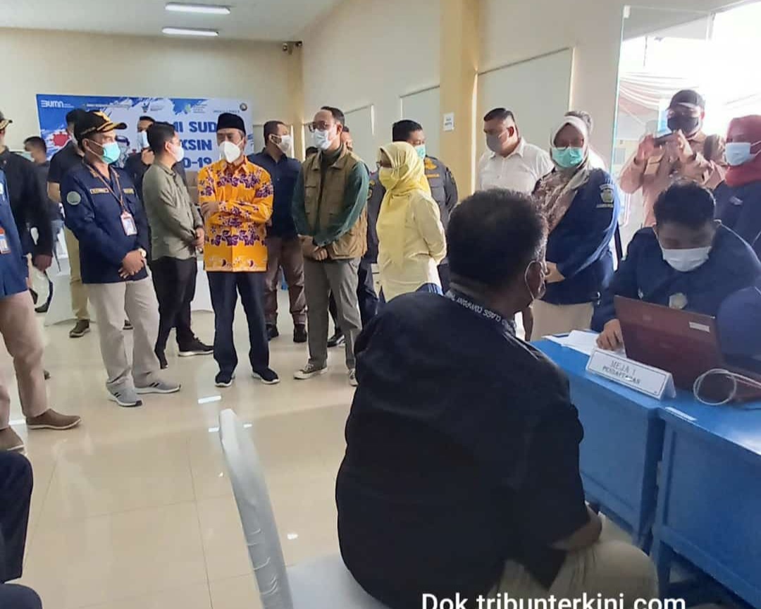 Gubri Meninjau Pelaksanaan Vaksinasi Massal Yang di Laksanakan PT Angkasa Pura II (Persero) Bandara SSK II Pekanbaru Bersama Dinkes Riau