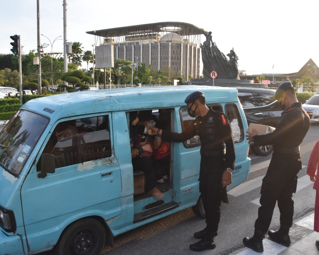 Bagikan Takjil, Satuan Brimob Polda Riau Berikan Pesan Patuhi Protokol Kesehatan