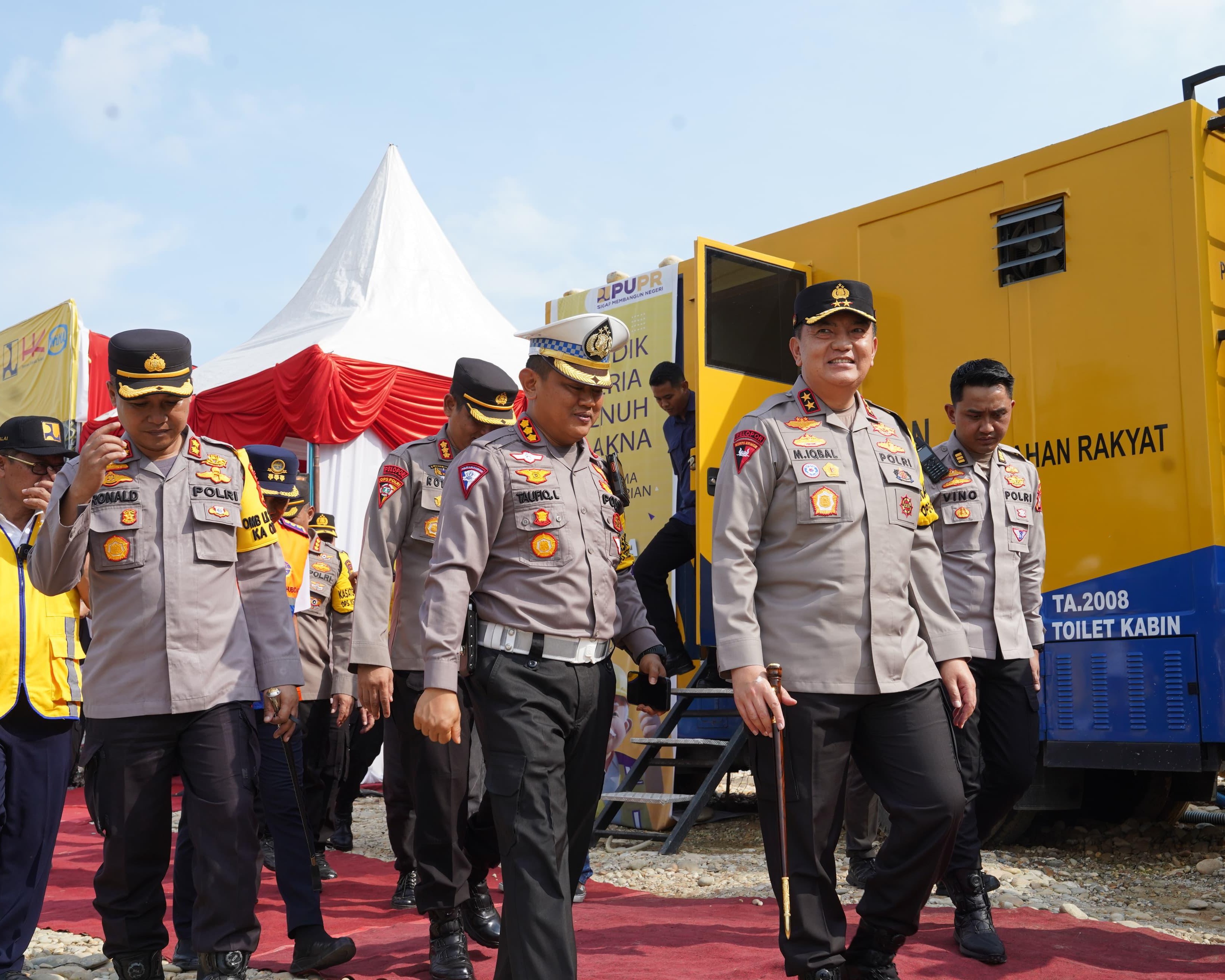 Kapolda Riau Irjen Pol M Iqbal Turun Langsung Mengatur Lalu Lintas Arus Mudik di Jalan Tol Sungai Pinang Kampar