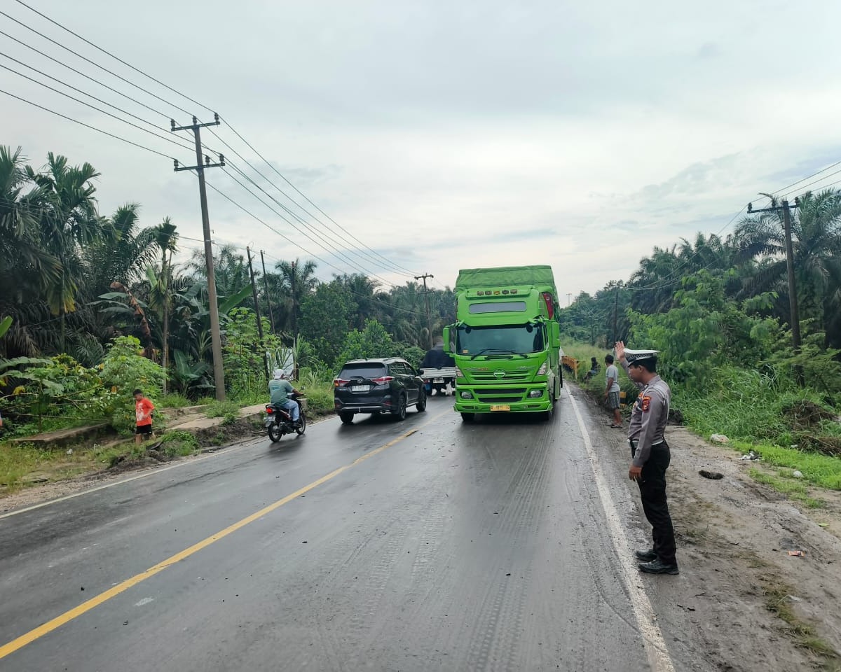 Gerak Cepat Tim Raicet Polres Pelalawan Atasi Kemacetan Akibat Laka Lantas di Jalintim KM 107