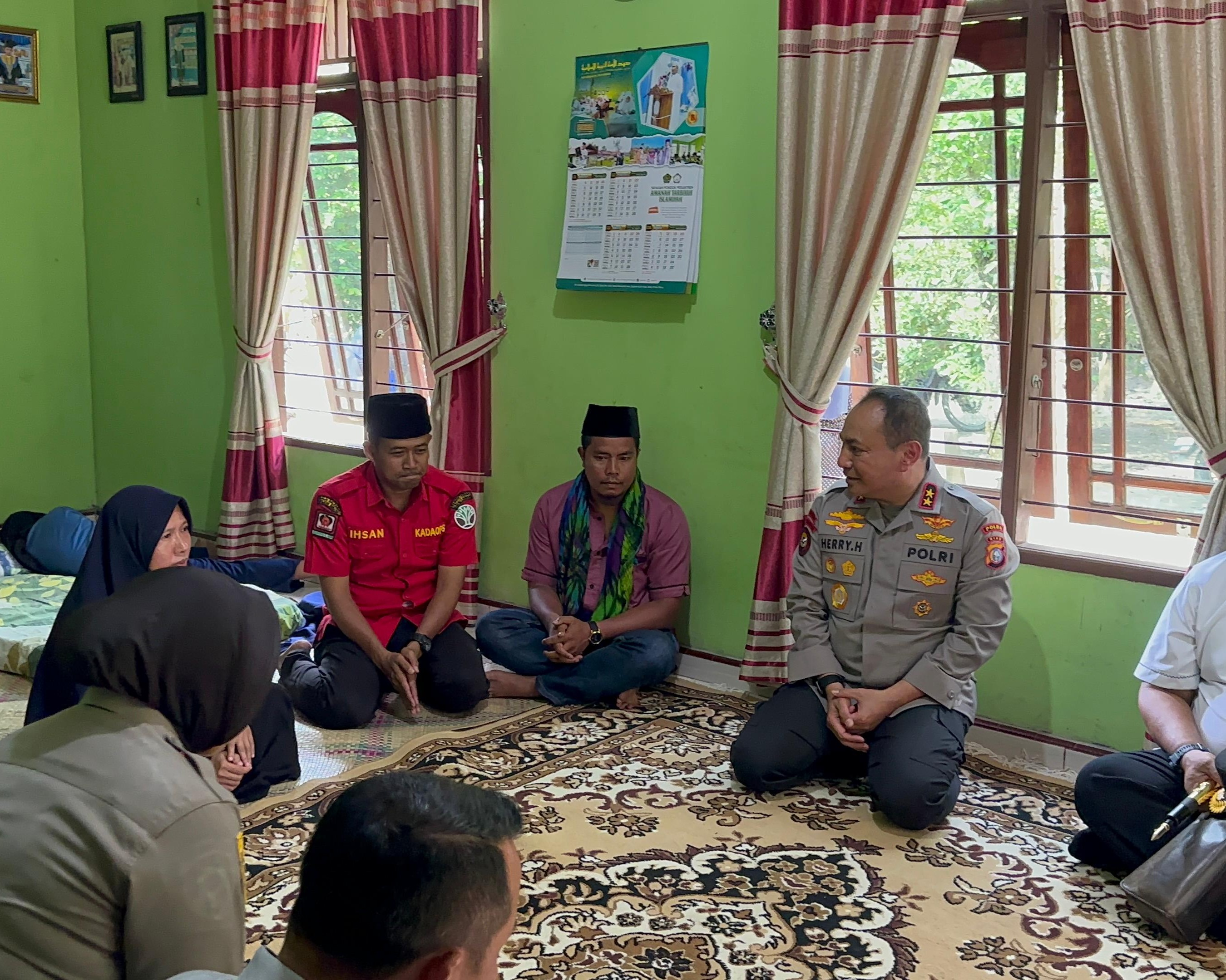 Kapolda Riau Melayat Dan Serahkan Santunan, Almarhum Muharmizan Dikenang Sebagai Pahlawan Lingkungan