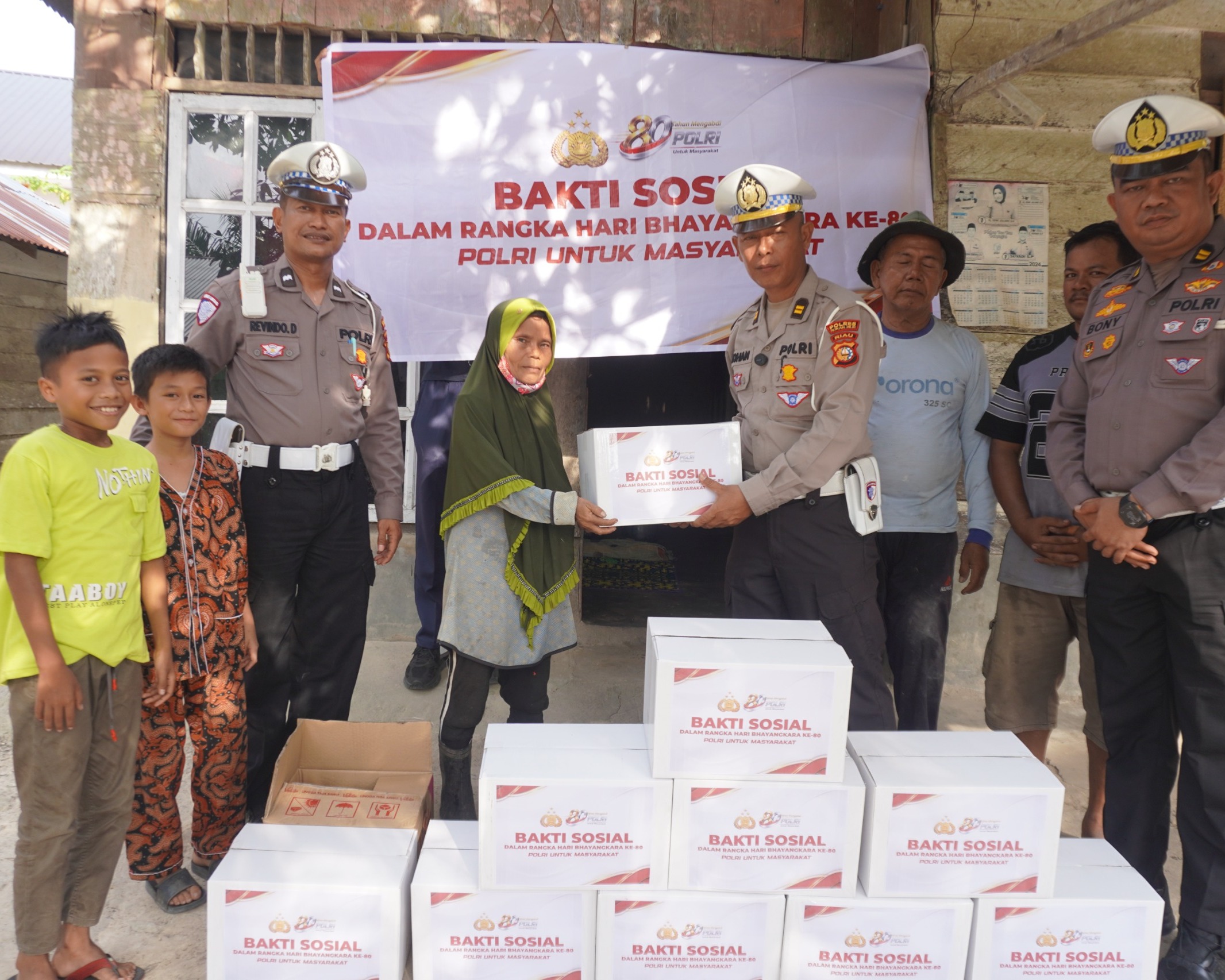 Polantas Menyapa: Hingga Hari ini 3.360 Paket Bansos Dan 24 Titik Air Bersih Disalurkan Polda Riau 