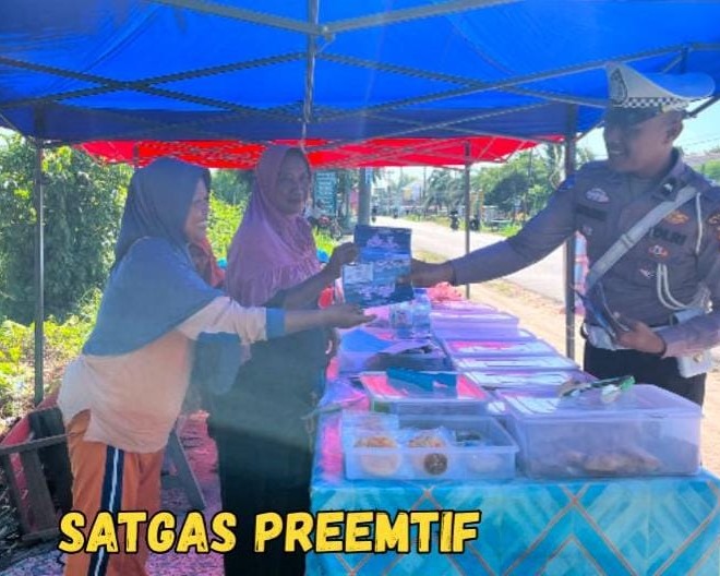 Satgas Preemtif Operasi Patuh LK 2025 Polres Siak Laksanakan Penling Dan Bagi Leaflet Di Titik Rawan Pelanggaran Lalu Lintas