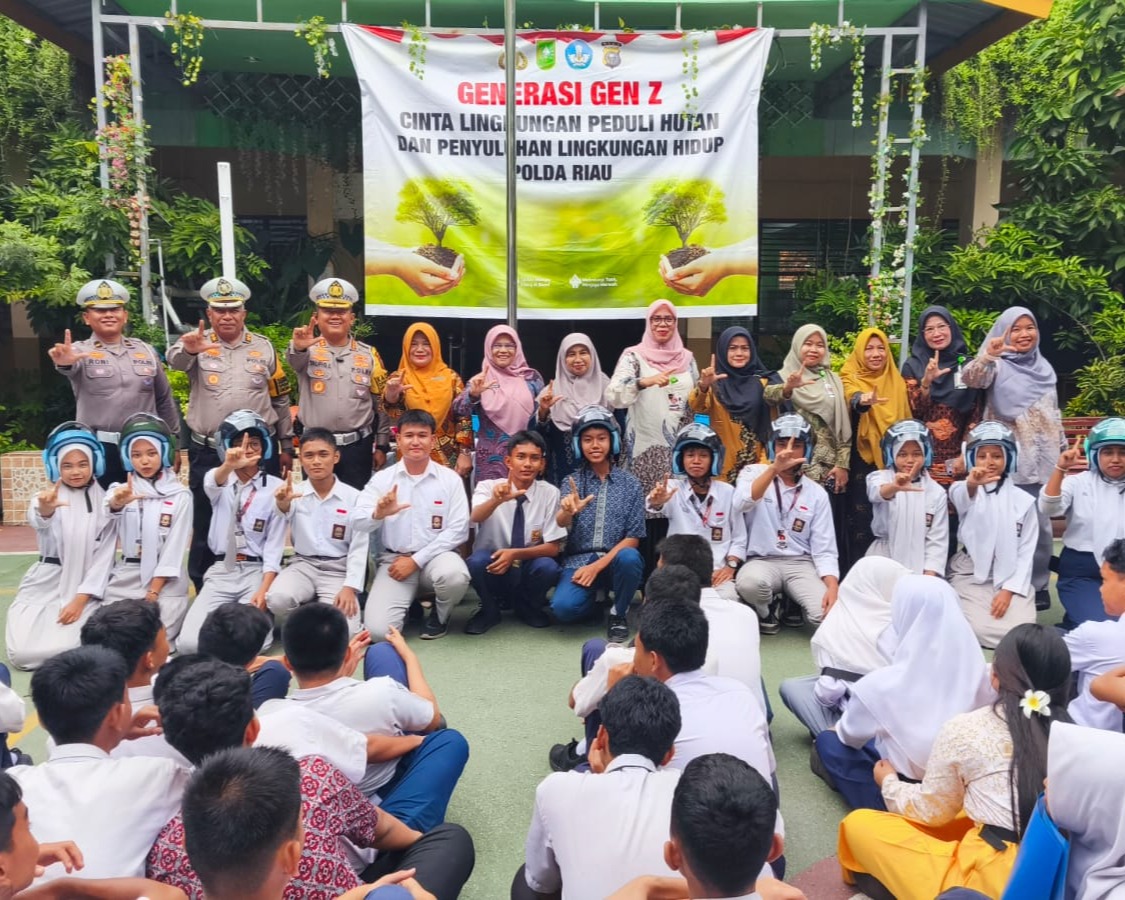 Ditlantas Polda Riau Gelar Police Go To School Di SMK PGRI Pekanbaru, Tanam Pohon Dan Bagikan Helm Kepada Pelajar