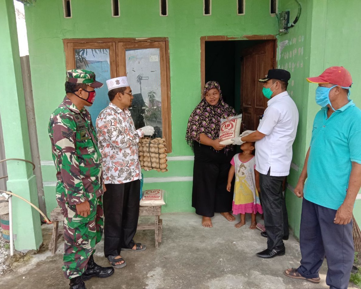 Babinsa Kodim 0301/Pekanbaru Bersama Lurah Tuah Madani Laksanakan Pembagian Paket Sembako Kepada Warga Yang Terdampak Pandemi Covid-19