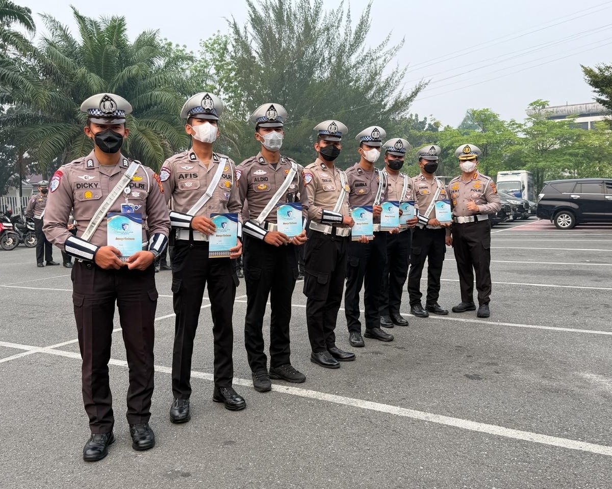 Pagi Ini, Dirlantas Polda Riau Berikan Penghargaan Kepada 13 Personel Ditlantas Polda Riau Yang Berprestasi