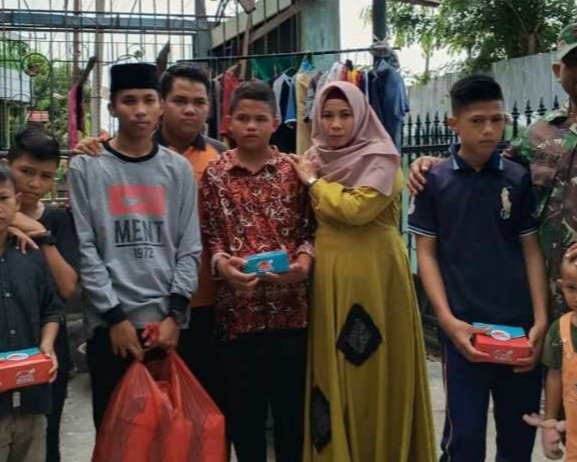 Babinsa Koramil 06/Sukajadi Kodim 0301/Pekanbaru Berbagi Nasi Kotak Ke Anak Yatim Panti Asuhan Al - Akbar