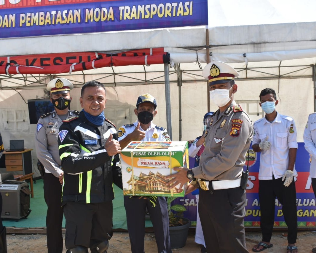 Dirlantas Polda Riau Tinjau Langsung Posko Terpadu Peniadaan Mudik dan Pembatasan Moda Transportasi di Jalan Lintas Riau - Sumbar