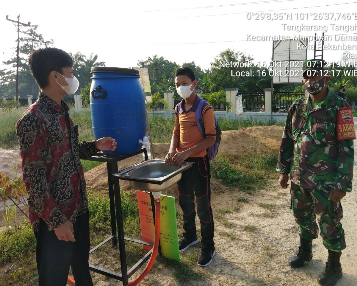 Babinsa Kodim 0301/PBR Laksanakan Pengawasan Belajar Tatap Muka Dalam Penerapan Prokes di SMP Negeri 37 Pekanbaru