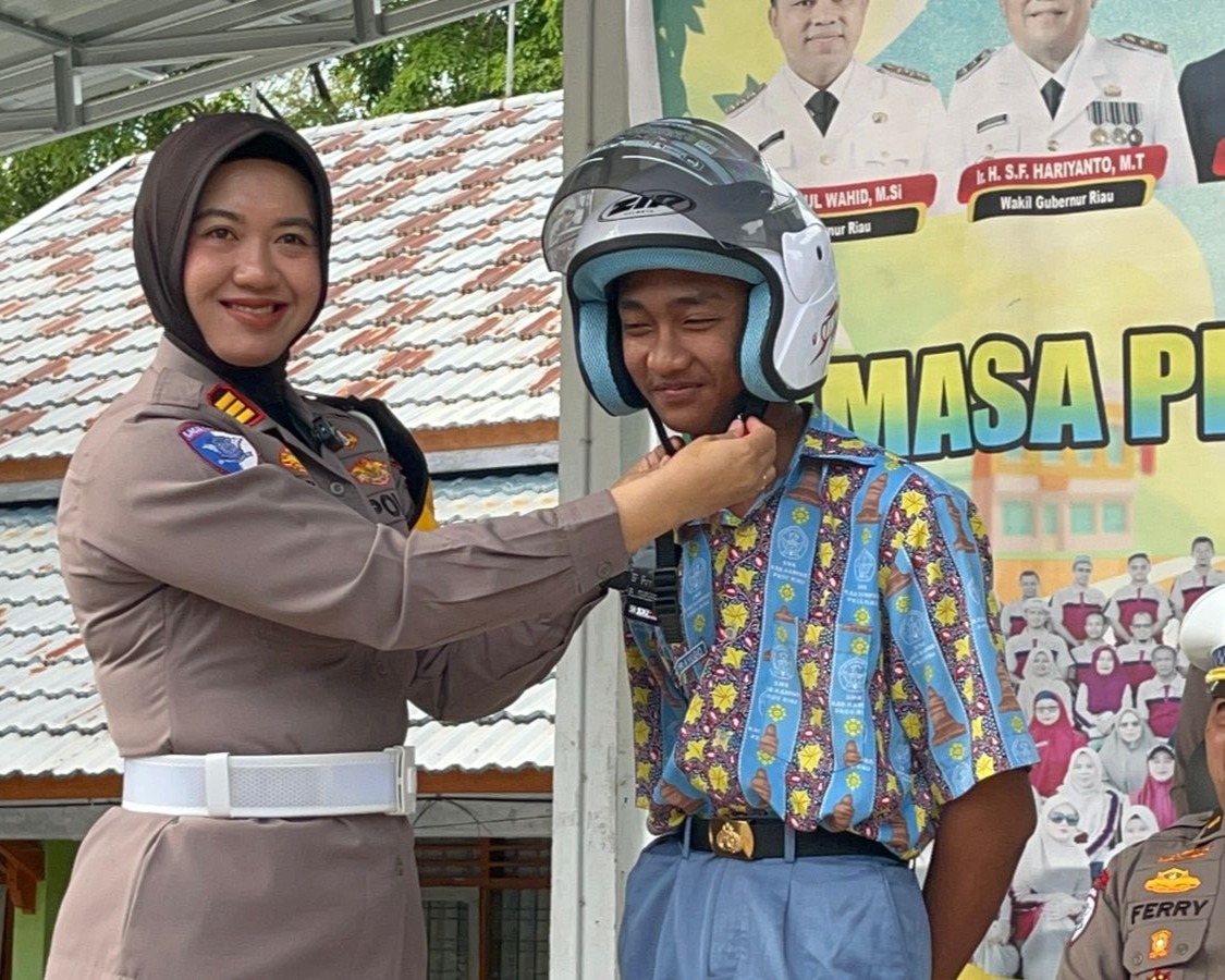 Kasat Lantas Polres Kampar Sosialisasikan Operasi Patuh Lancang Kuning 2025 Di SMKN 1 Bangkinang