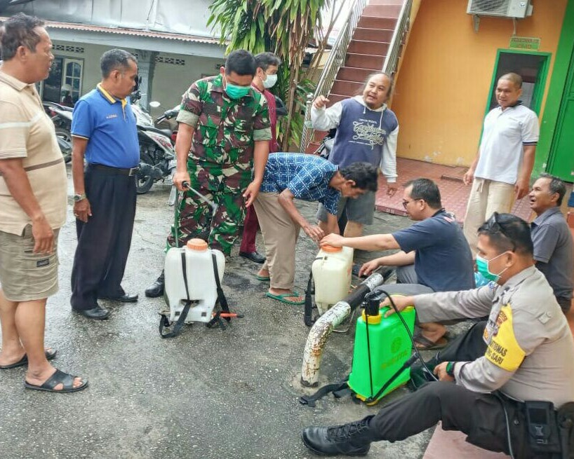 Babinsa Kodim 0301/Pekanbaru Laksanakan Penyemprotan Disinfektan di Masjid Al Muttaqin Serta Pemukiman Warga