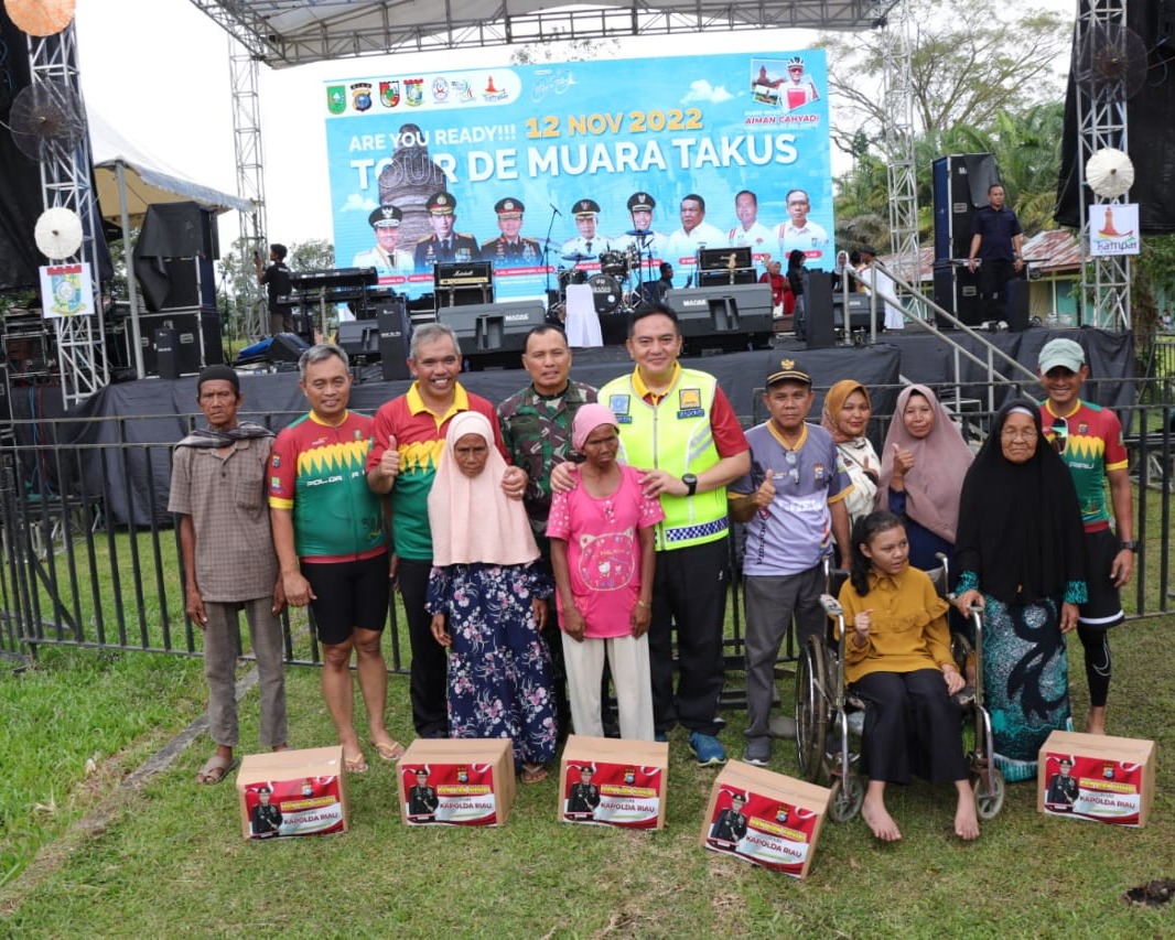 Kapolda Riau Beri Bantuan Sembako Saat Event Internasional Funrace Tour De Muara Takus 2022