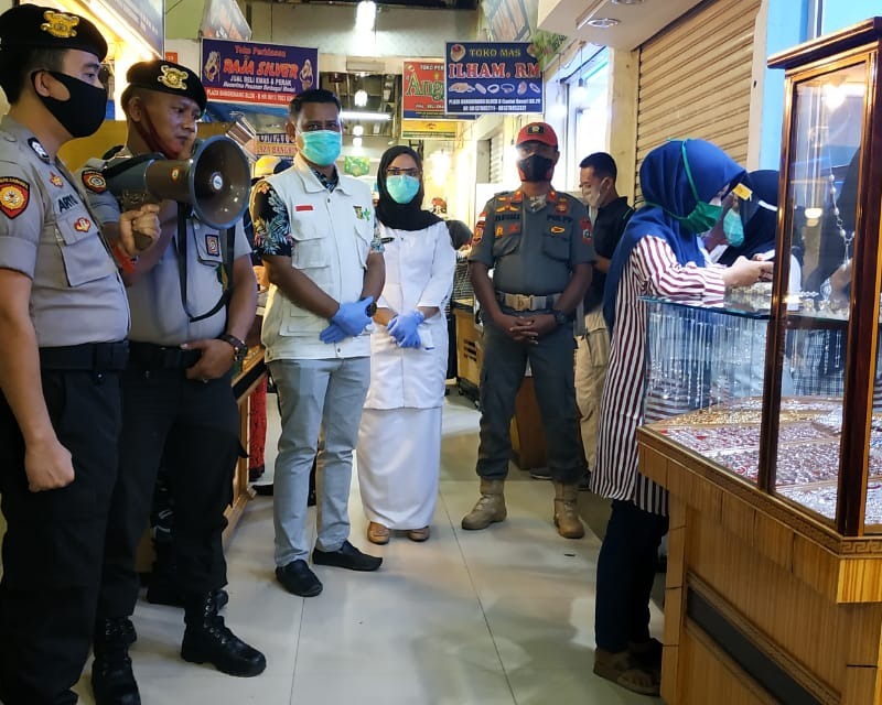 Terapkan New Normal, Petugas Gabungan di Kabupaten Kampar Tertibkan Masyarakat di Plaza Bangkinang