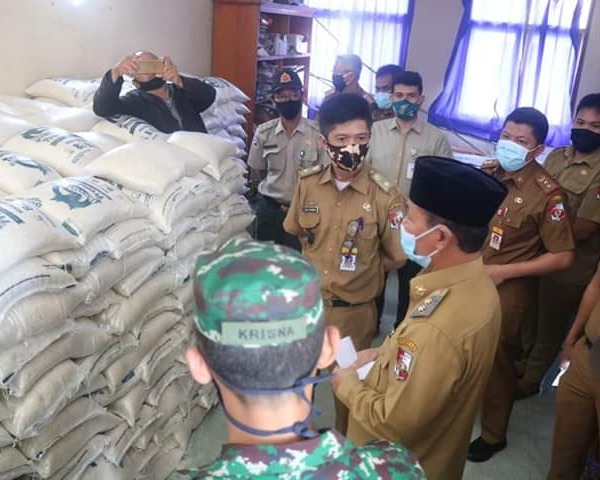 Dampak Wabah Pandemi Covid-19, Plt Bupati Lampura Berikan Bantuan Berupa Beras di 15 Kelurahan