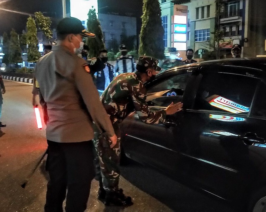 Dandim 0301/Pekanbaru Bersama Kapolresta Ikuti Kegiatan Patroli Gabungan Dalam Rangka Penerapan Pelaksanaan PSBB