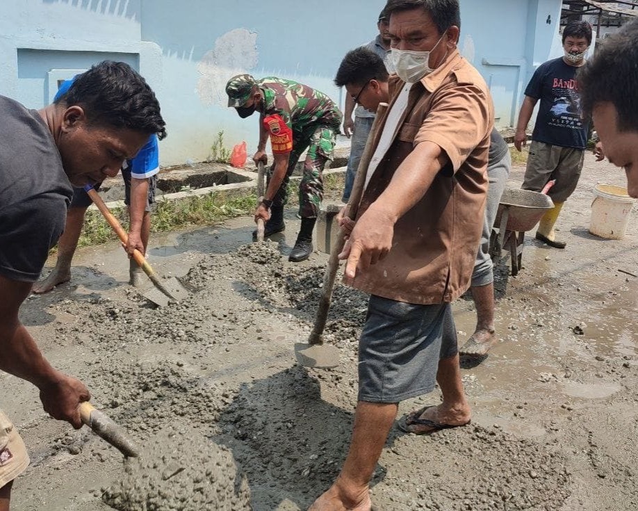 Babinsa Kodim 0301/Pekanbaru Lakasanakan Gotong Royong Bersama Warga