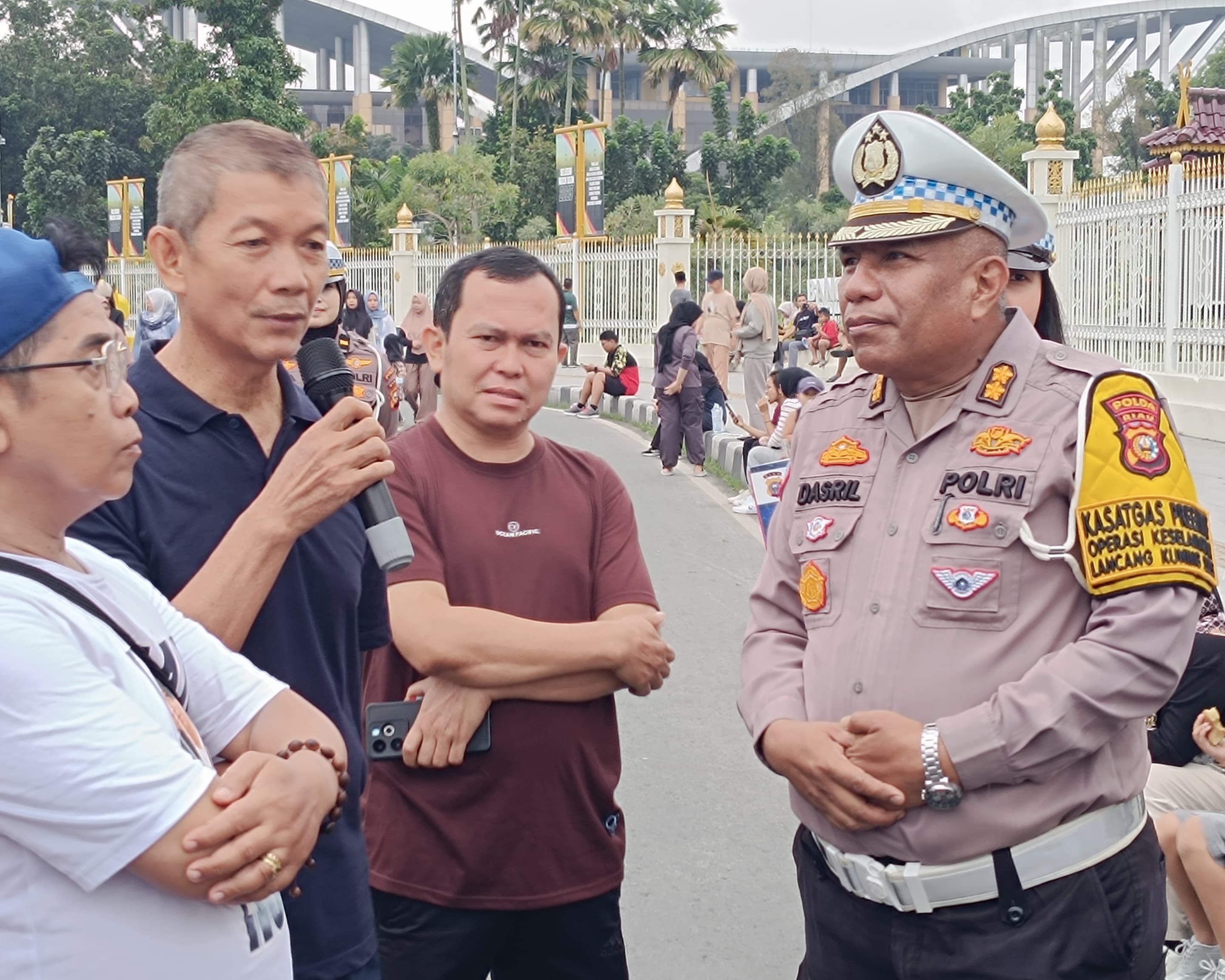 Ditlantas Polda Riau Bagikan Puluhan Helm SNI Saat Kampanye Keselamatan Berlalu Lintas di CFD Pekanbaru