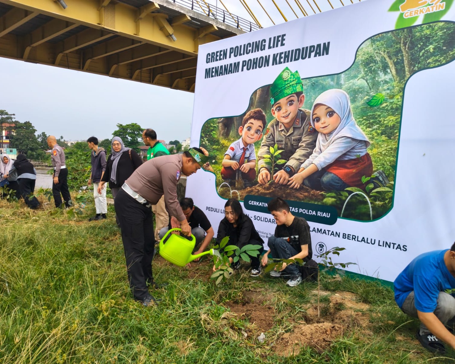 Kolaborasi Inspiratif, Ditlantas Polda Riau Bersama Gerkatin Tanam Pohon Di Tepian Sungai Siak