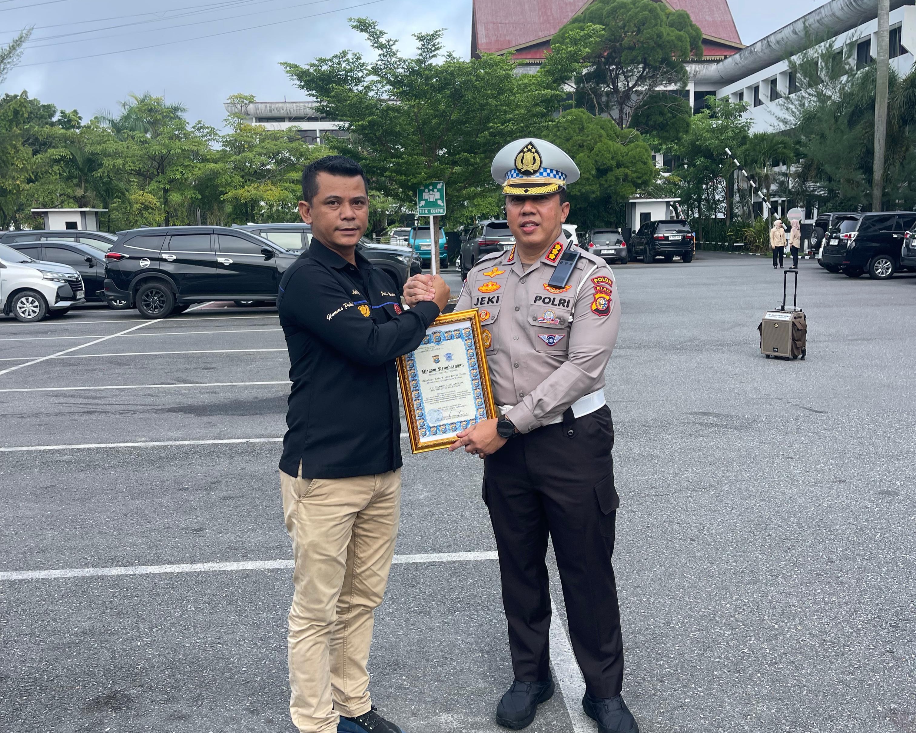 Dirlantas Polda Riau Pimpin Apel Pagi Dan Berikan Penghargaan Kepada Personel Berprestasi