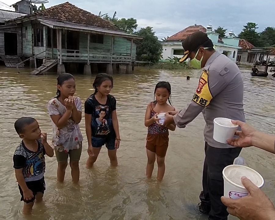 Polres Tulang Bawang Bersama PC Bhayangkari Berbagi Dengan Warga Terdampak Banjir