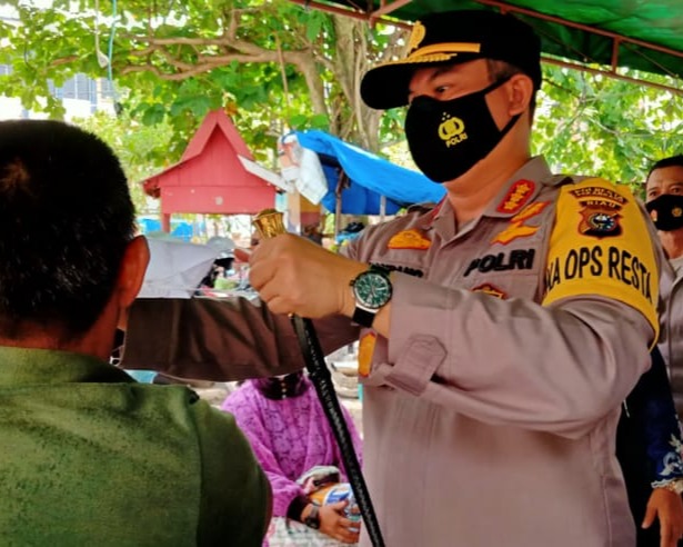 Kapolresta Pekanbaru Meninjau Posko Covid-19 Serta Bagikan Ratusan Masker Di Pasar Tradisional Rumbai