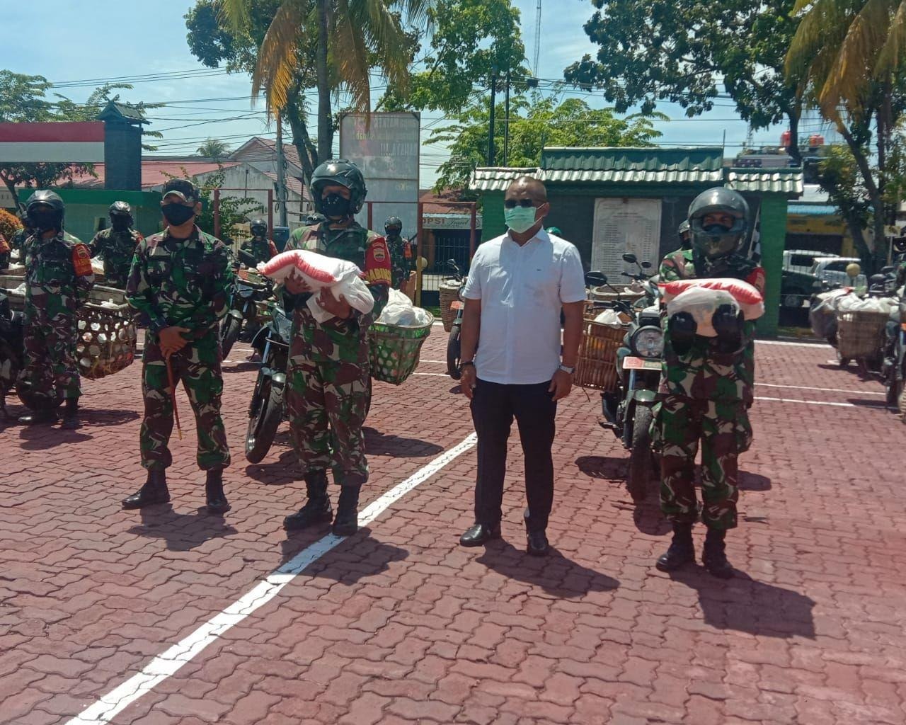 Peduli Covid-19, Dandim 0301/Pekanbaru Bersama PT Wahanakarsa Swandiri Menyerahkan Bantuan Paket Sembako Kepada Masyarakat