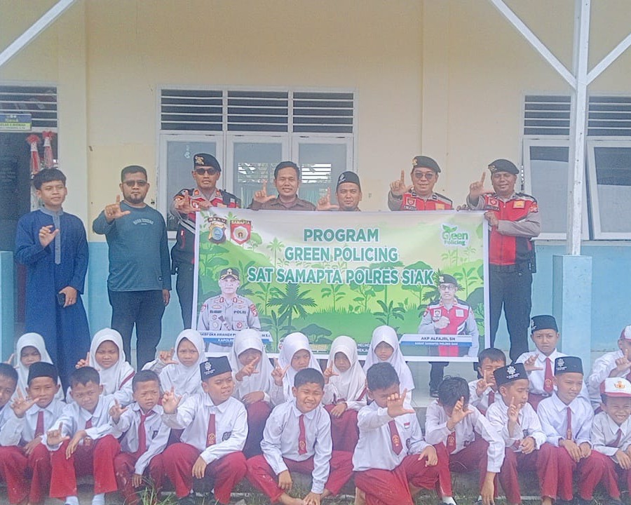 Polres Siak Tanam Bibit Pohon di SDIT Muthamainnah, Wujud Nyata Dukungan Program Green Policing Kapolda Riau