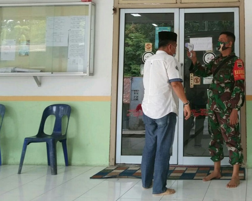Antisipasi Penyebaran Covid-19, Babinsa Kodim 0301/Pbr Laksanakan Penerapkan Protokol Kesehatan Di Masjid Abidin