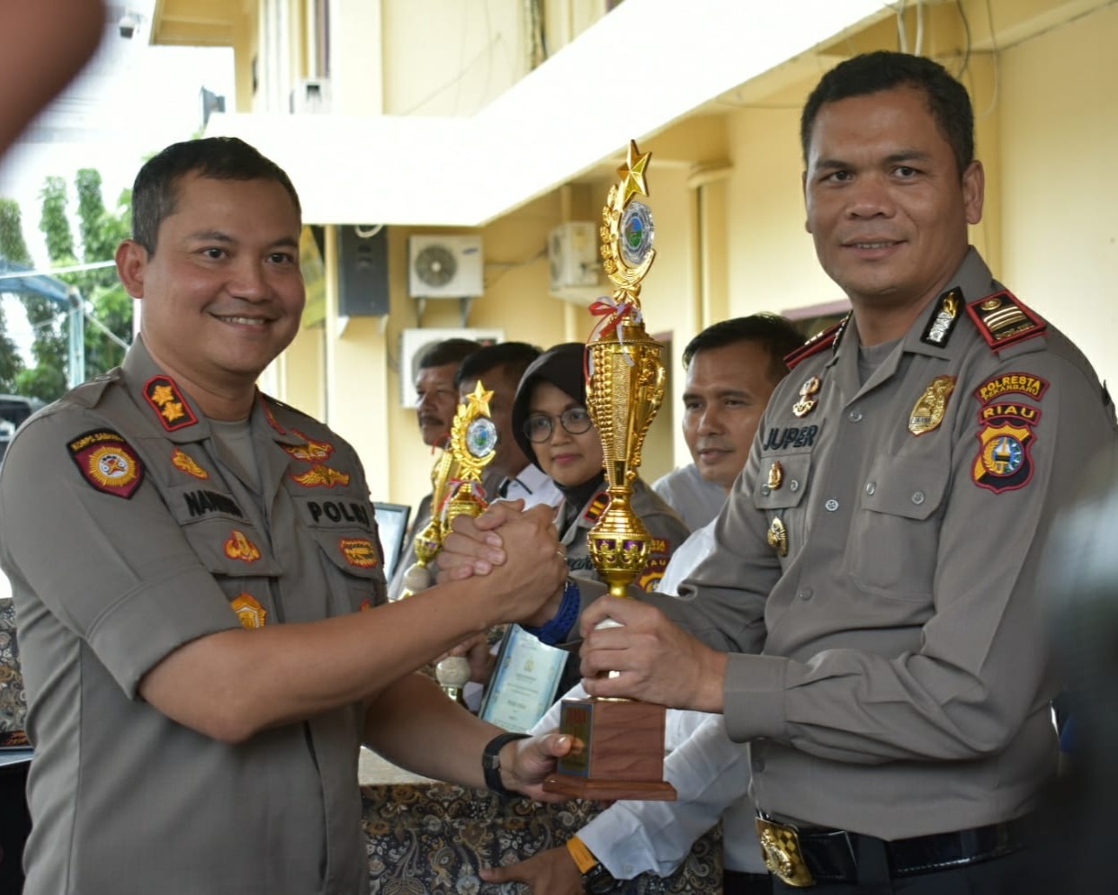 Kapolresta Pekanbaru Pimpin Langsung Konfrensi Press Pengungkapan Kasus Narkotika dan Penyerahan Penghargaan Kepada Polsek Berprestasi