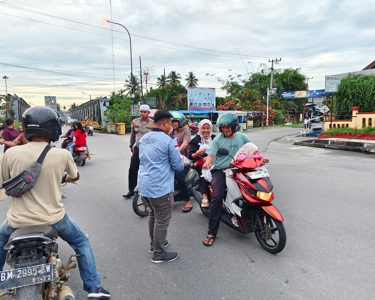 Sinergitas Polres Rokan Hulu dan BEM Universitas Rokania, Bagikan Takjil Untuk Masyarakat
