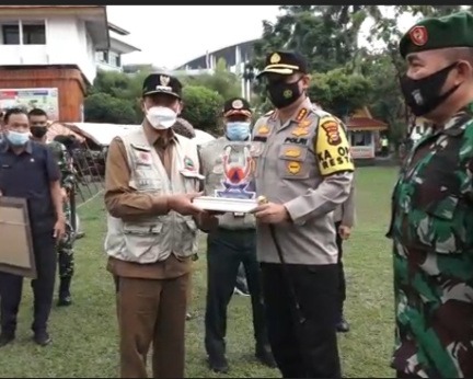 Hadir Dalam Apel Gabungan Kesiapsigaan Karhutla, Kapolresta Terima Penghargaan Dari Wali Kota Pekanbaru