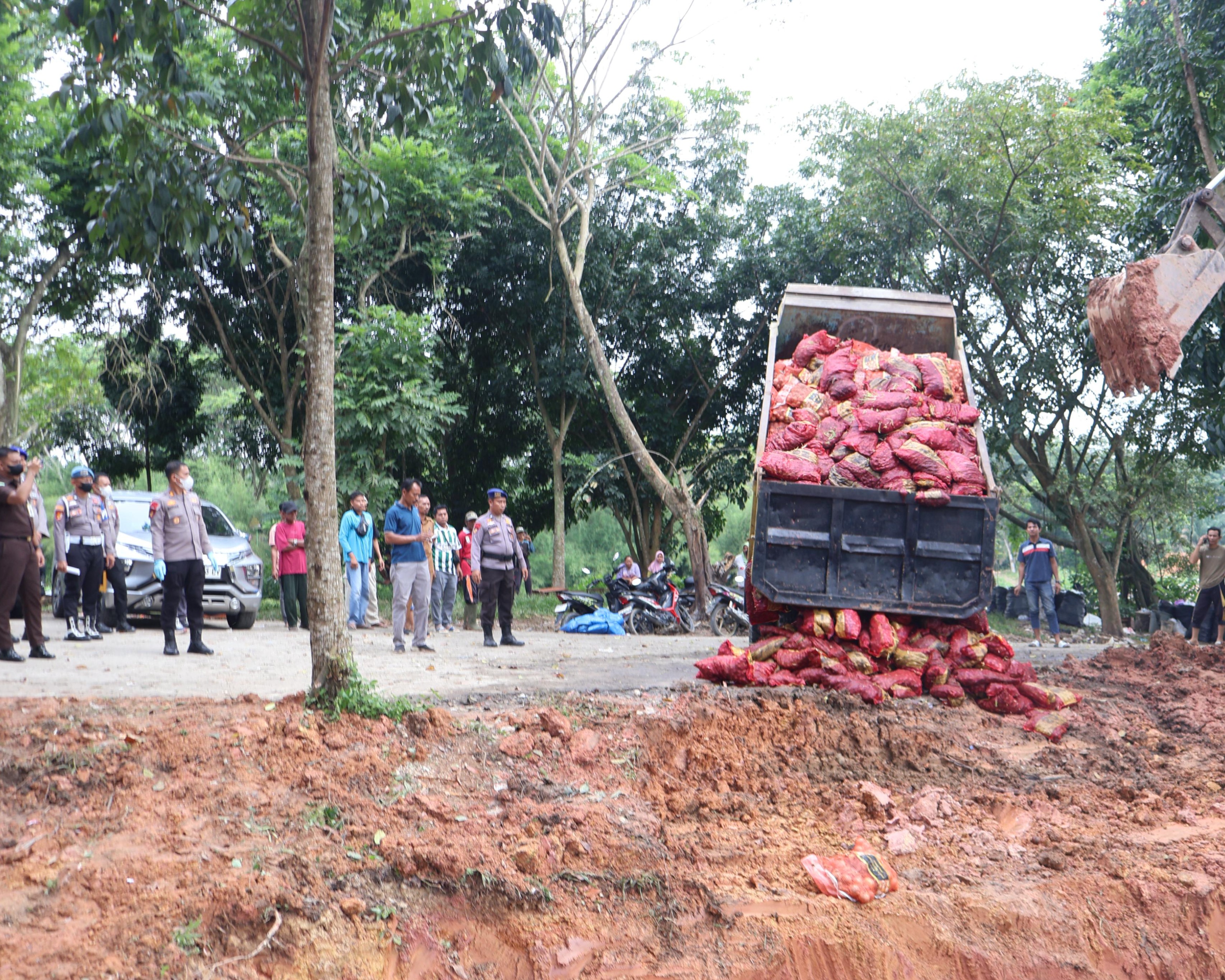Polres Pelalawan Musnahkan Barang Bukti Bawang Merah Dan bombay
