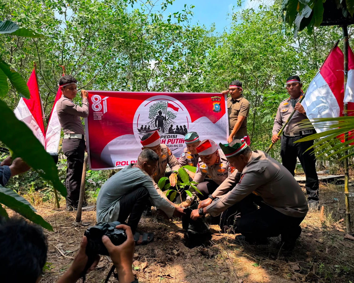 Tim Ekspedisi Merah Putih Presisi Polda Riau Tembus Pedalaman Talang Mamak Kobarkan Semangat Merah Putih Hadirkan Kepedulian Nyata Untuk Negeri