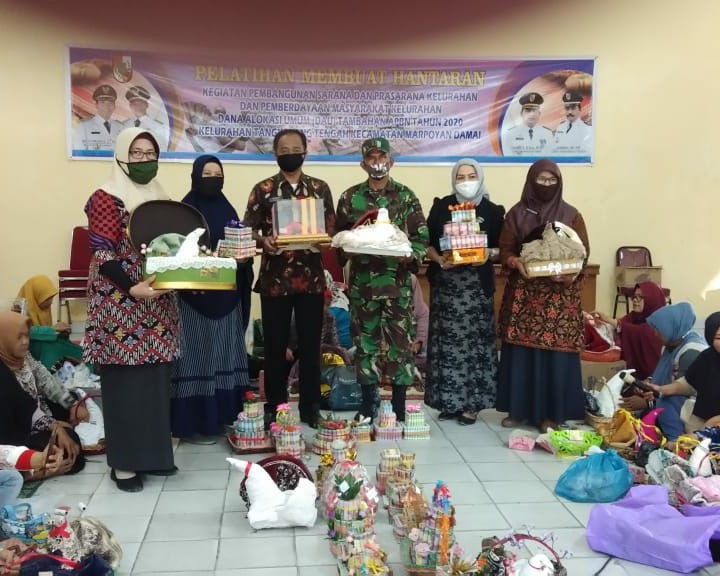 Babinsa Kodim 0301/PBR Hadiri Pelatihan Accesoris Melayu di Kelurahan Sialang Sakti