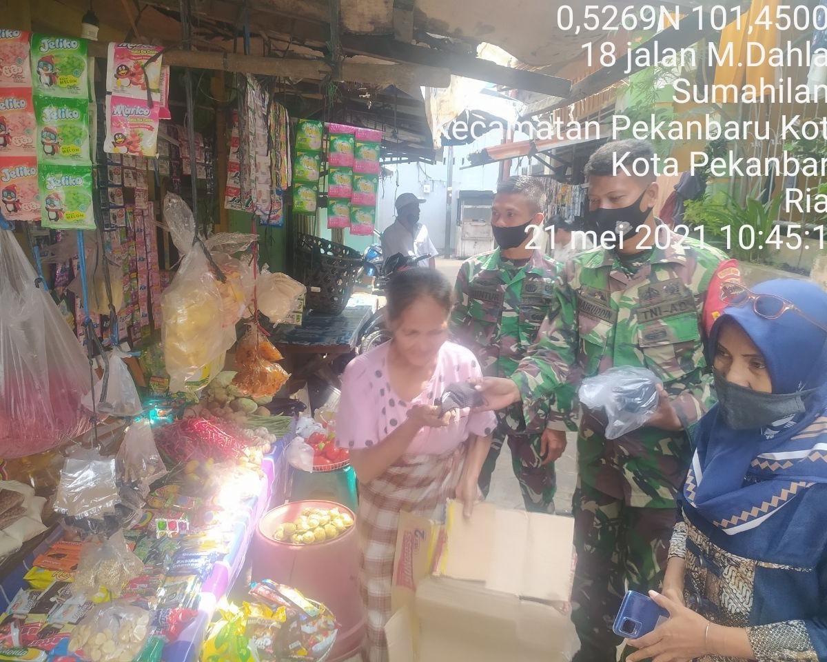 Guna Memutuskan Penyebaran Covid-19, Personil Babinsa Kodim 0301/PBR Bersama Kelurahan Sumahilang Lakukan Sosialisasi dan Imbauan Serta Bagikan Masker Kepada Masyarakat