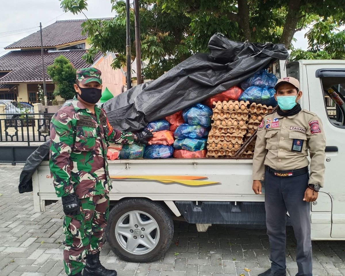 Babinsa Kodim 0301/Pekanbaru Salurkan 117 Paket Sembako Dari Pemko di Kelurahan Harjosari