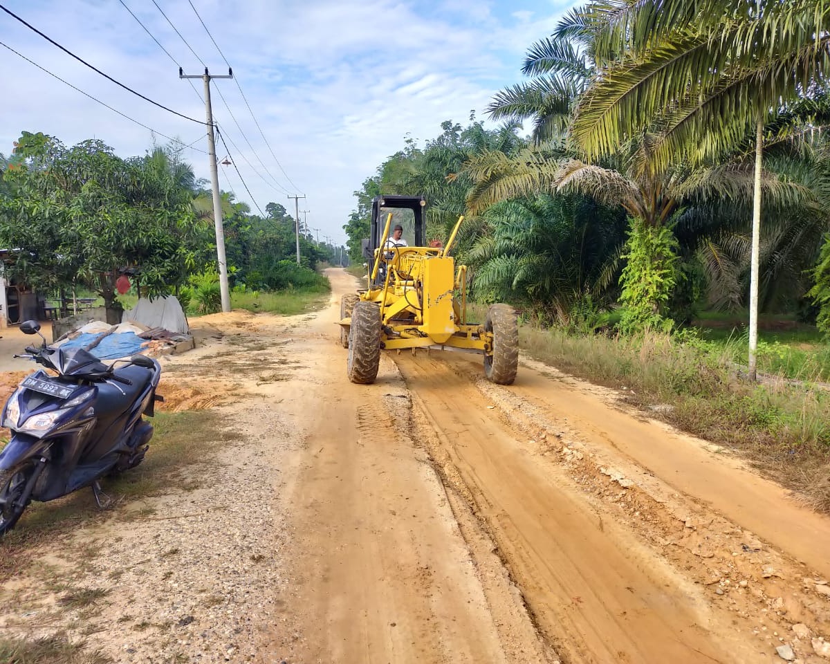 Satu Unit Alat Berat Dipindahkan Ke Sasaran 2 TMMD Ke 108 Kodim 0301/PBR, Untuk Pengerasan Jalan Sekolah Kelurahan Tebing Tinggi Okura