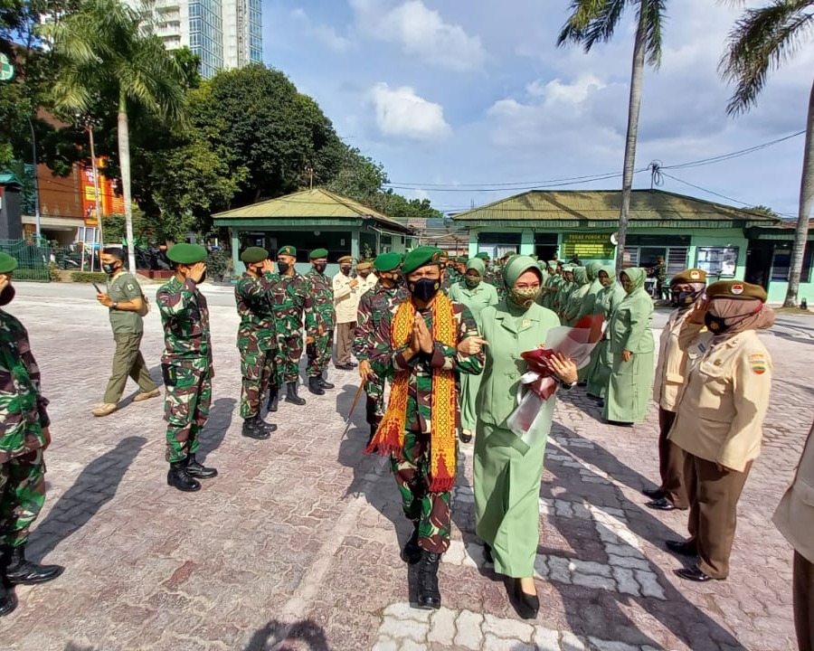 Ratusan Prajurit, PNS dan Persit Gelar Tradisi Lepas Sambut Dandim 0301/PBR