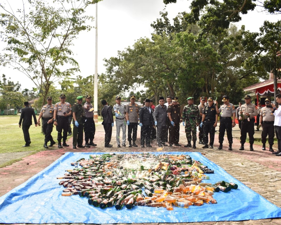 Polres Kampar Musnahkan 998 Botol Miras dan Ratusan Liter Tuak Hasil Operasi KRYD 