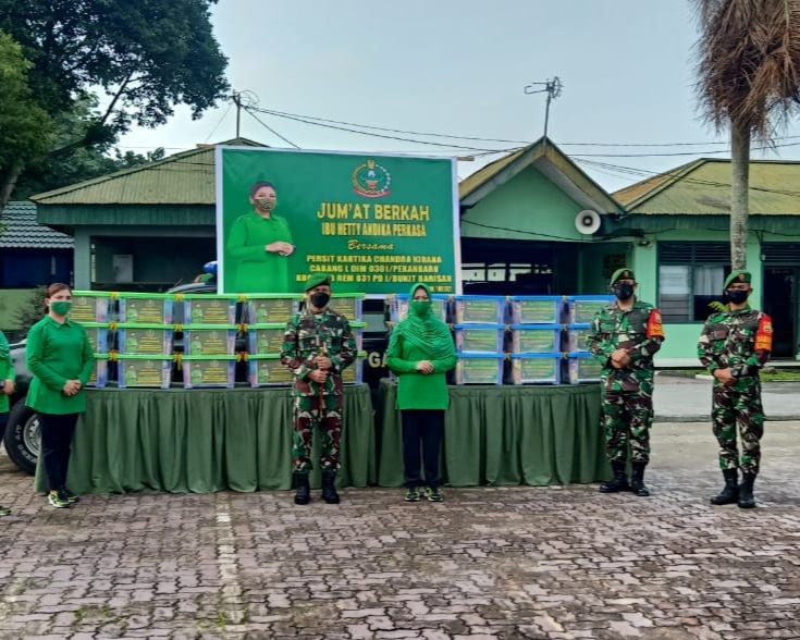 Ketua KCK Cabang L Kodim 0301/PBR Laksanakan Jum'at Berkah Ibu Kasad Dengan Berbagi Kasih Berikan Bantuan Berupa Sembako
