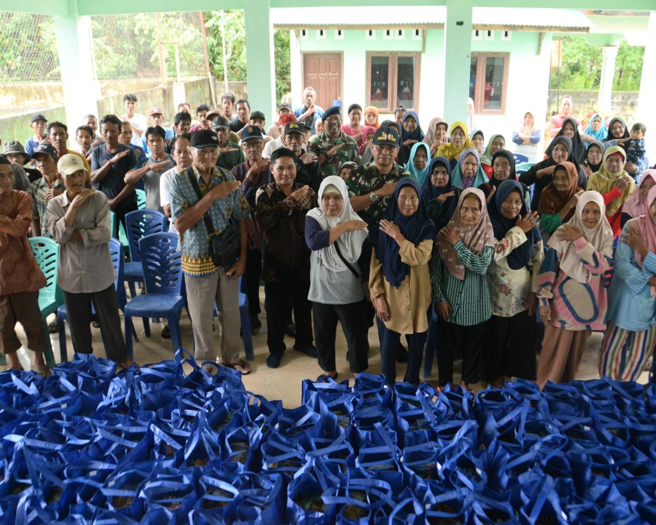 Koopsud I Serahkan Sembako, Kepala Desa Ibul, Ucapkan Terimakasih Kepada TNI AU